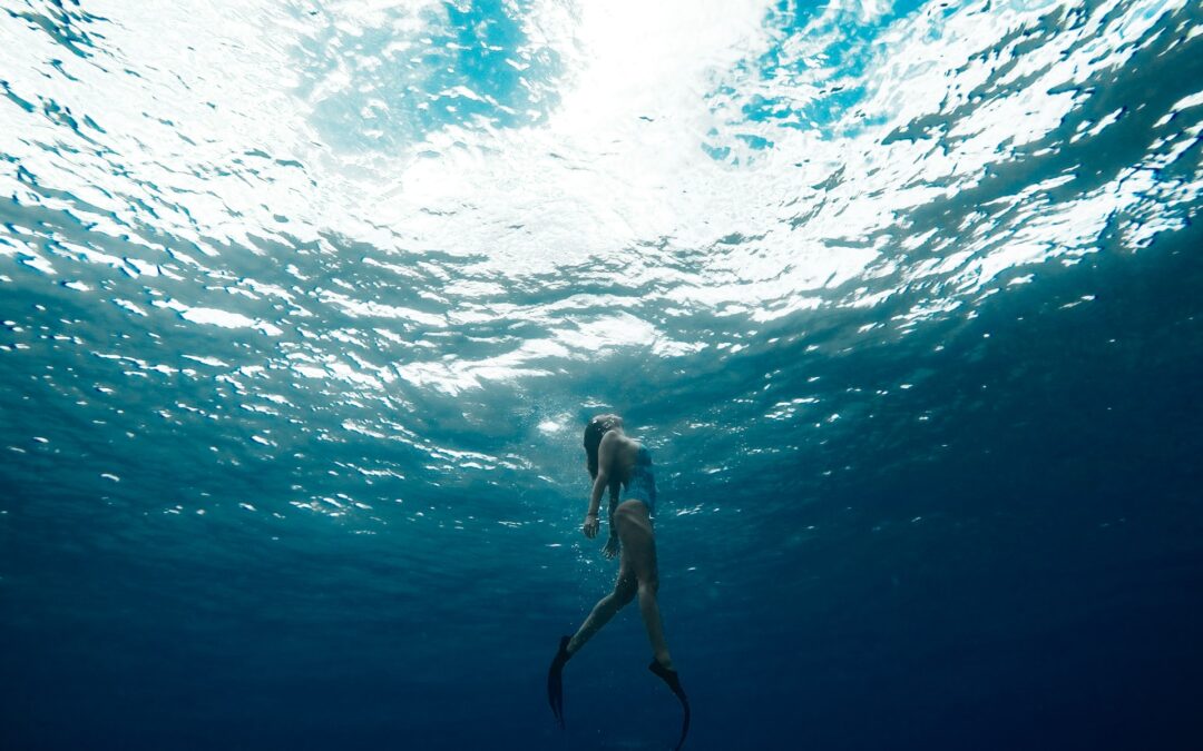 Hur lär man sig att hålla andan längre under vattnet?
